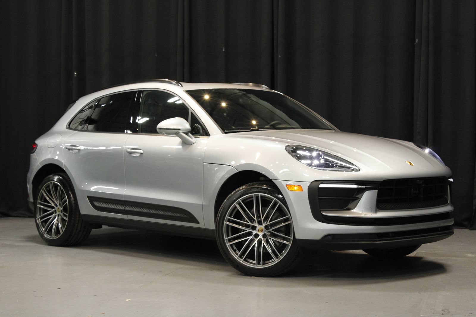 Certified 2026 Porsche Macan AWD/4WD image 9