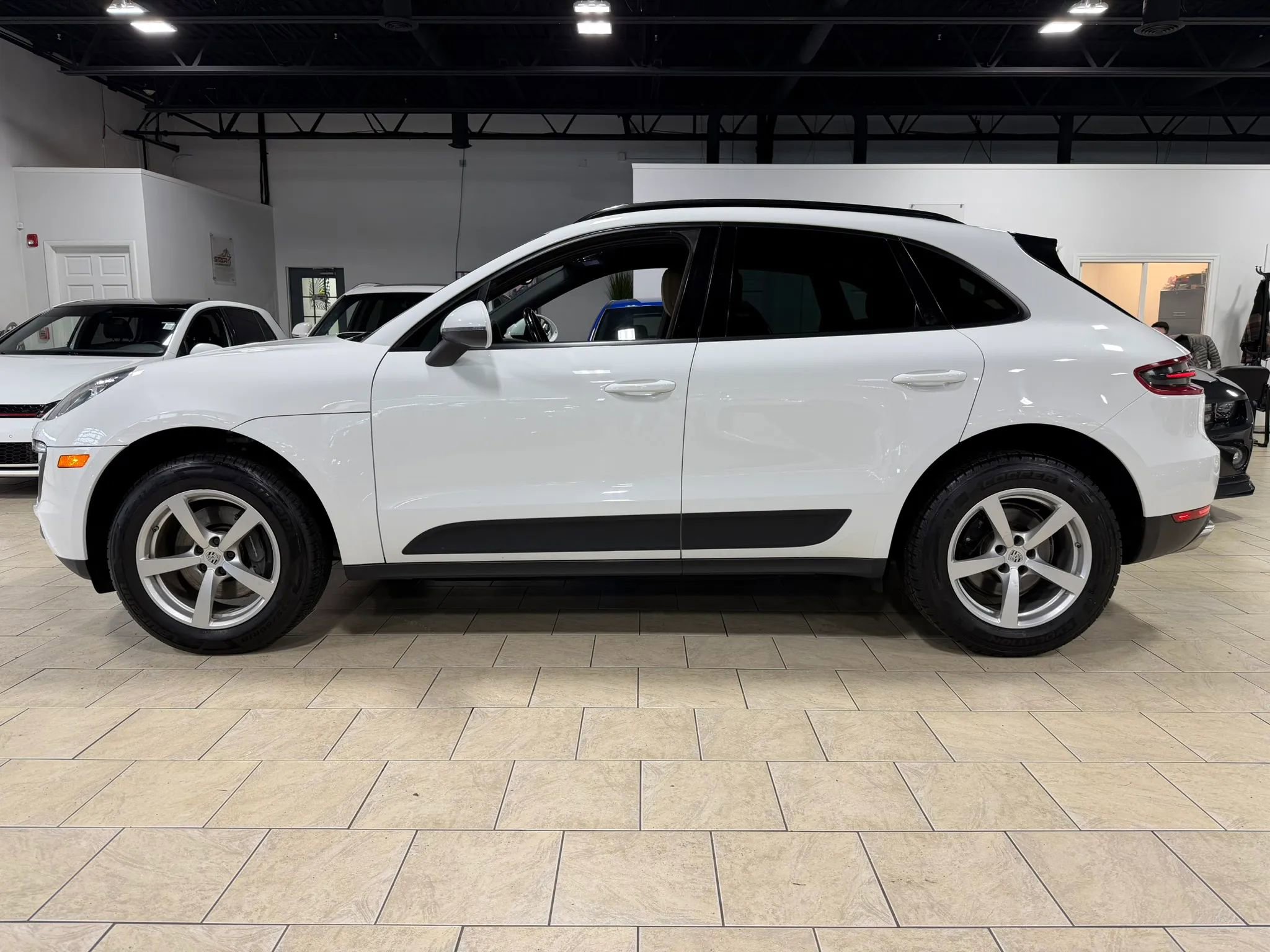 Used 2018 Porsche Macan AWD/4WD image 18