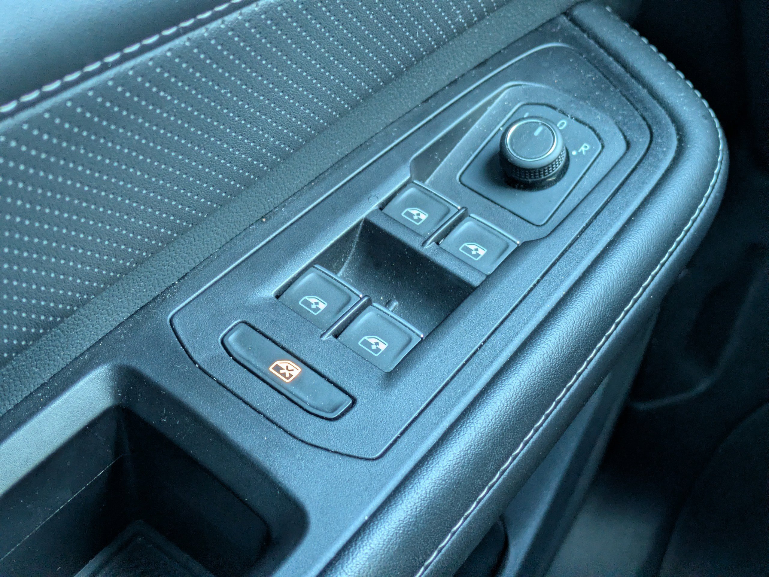 Used 2024 Volkswagen Atlas Cross Sport SE w/ Panoramic Sunroof Package FWD image 27