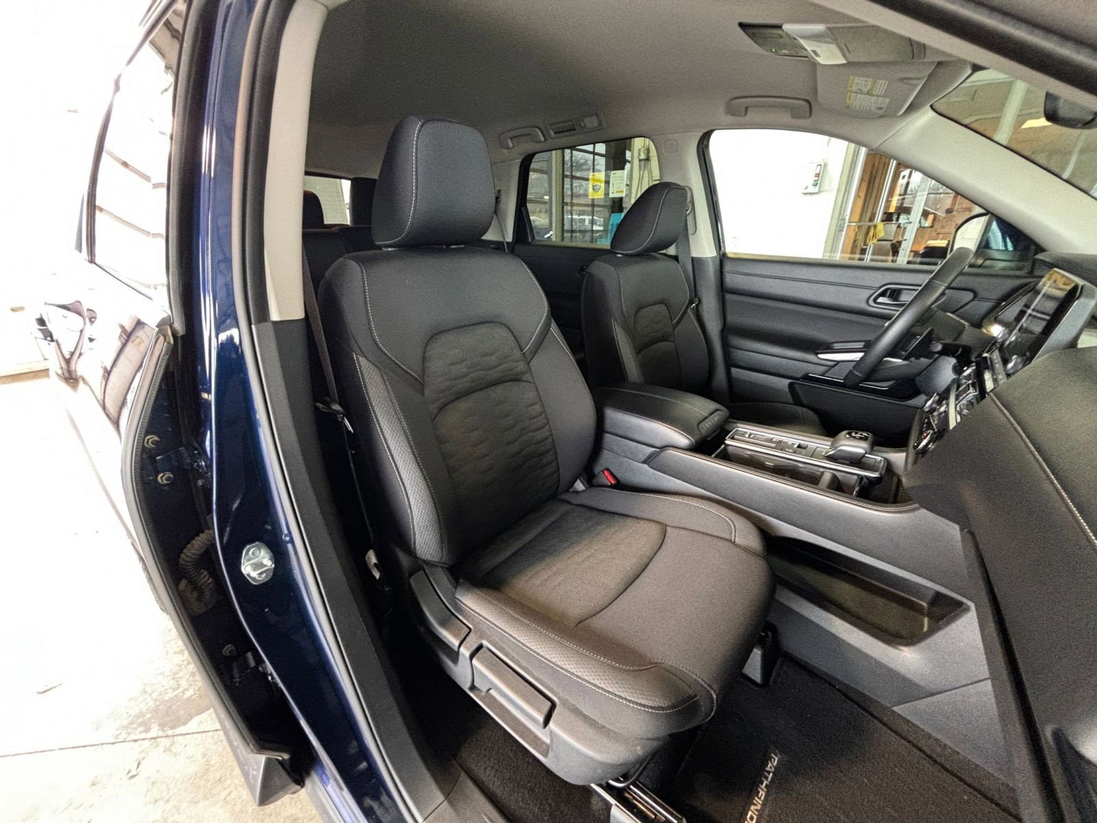 Used 2025 Nissan Pathfinder SV image 44