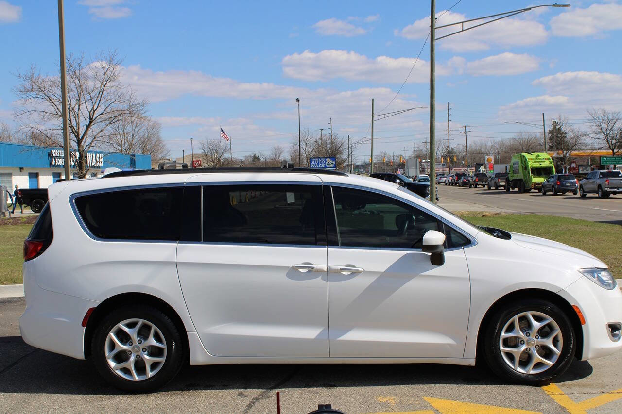 Used 2017 Chrysler Pacifica Touring Plus w/ Tire & Wheel Group image 11