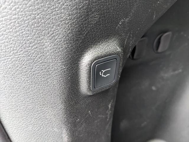 Used 2020 Jeep Cherokee Latitude Plus w/ Comfort/Convenience Group AWD/4WD image 16