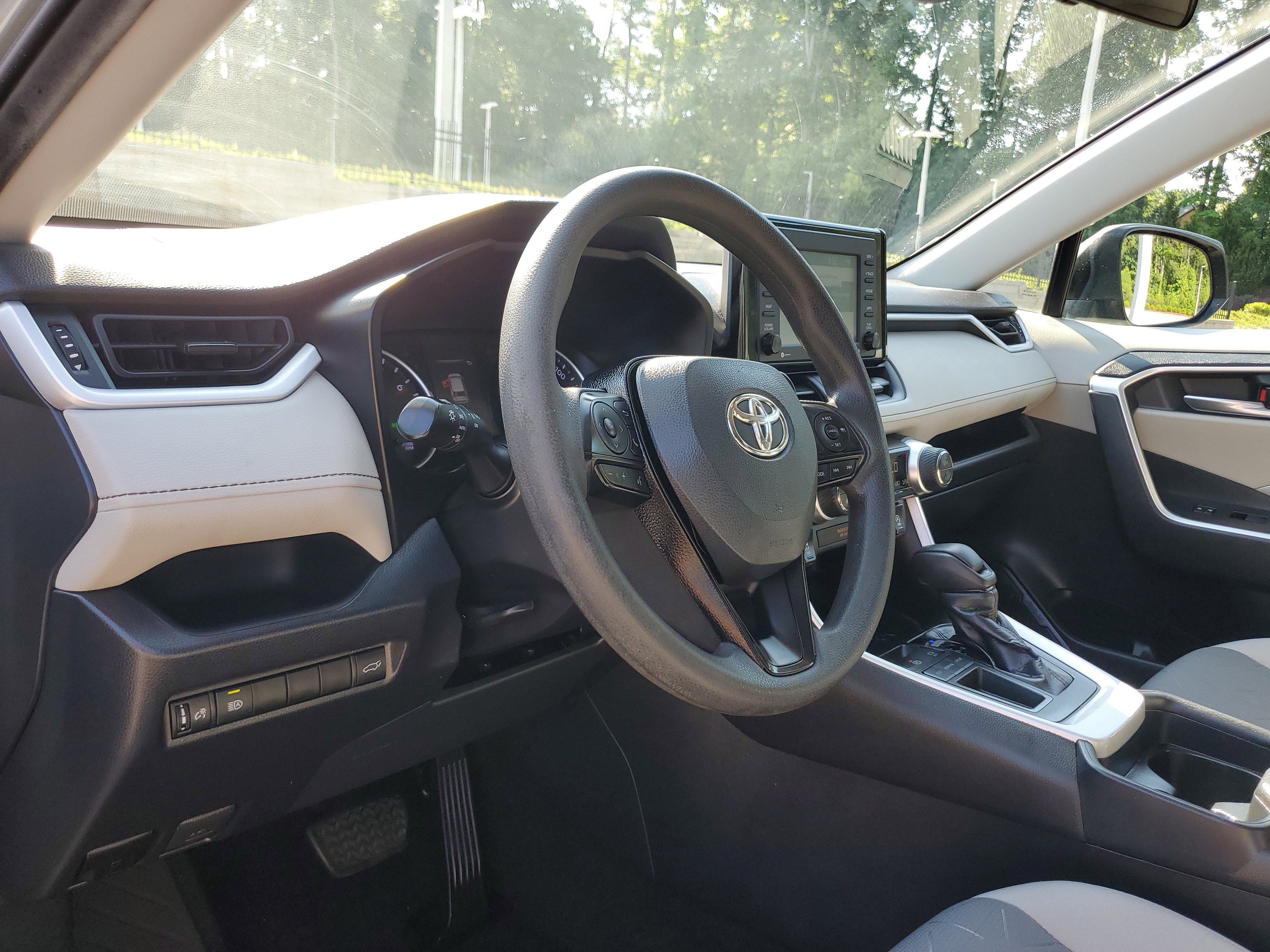 Used 2020 Toyota RAV4 XLE w/ Convenience Package FWD image 16