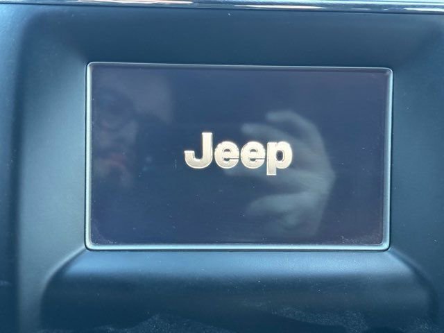 Used 2018 Jeep Grand Cherokee Laredo image 13