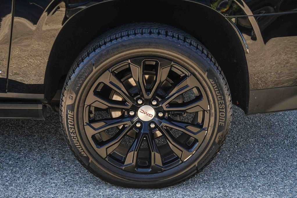 Used 2022 GMC Yukon XL Denali w/ Denali Premium Package RWD image 11