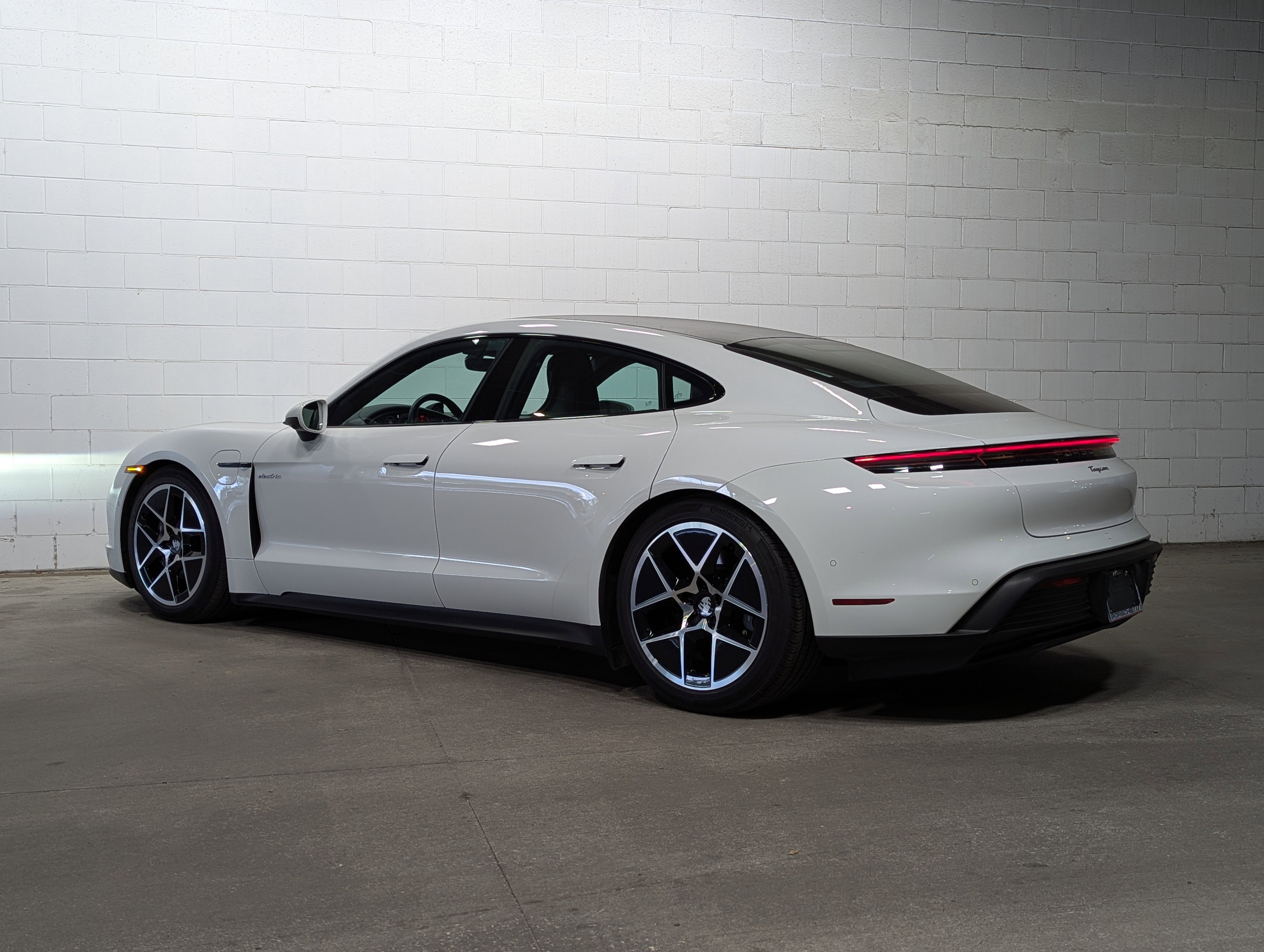 Used 2025 Porsche Taycan image 3