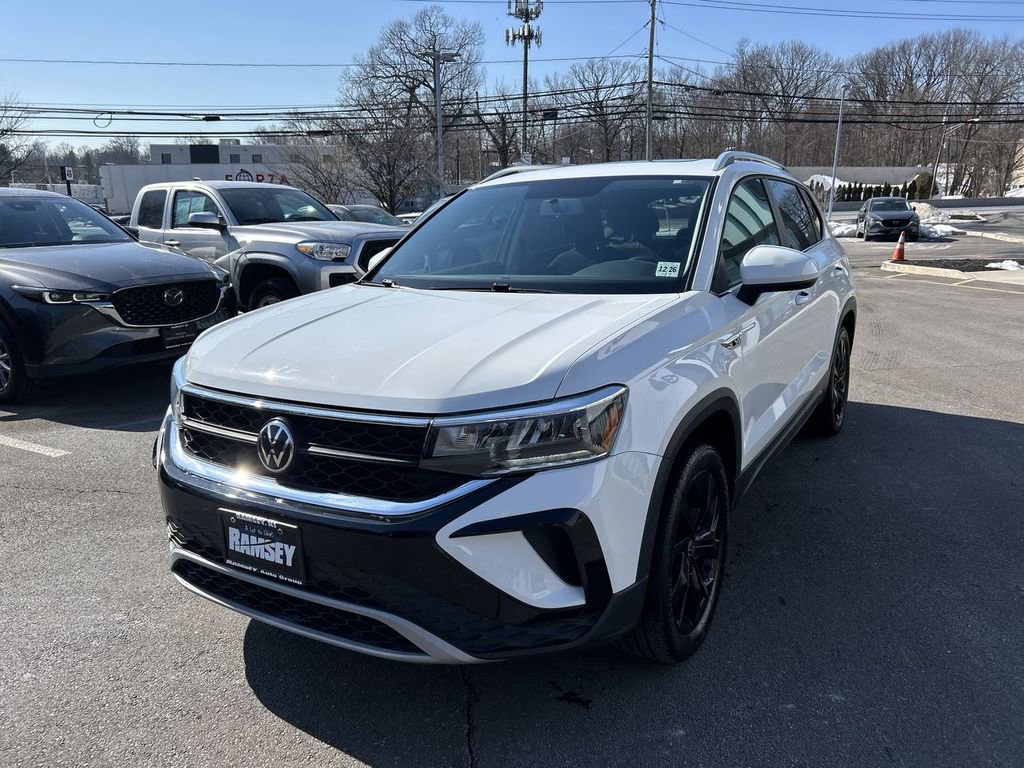 Used 2022 Volkswagen Taos SE w/ Panoramic Sunroof Package image 4