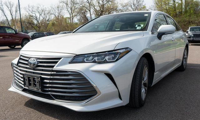 Used 2022 Toyota Avalon XLE w/ Moonroof Package FWD image 1