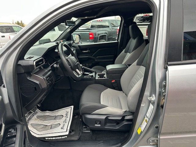 Used 2025 Toyota Tacoma TRD Sport image 11