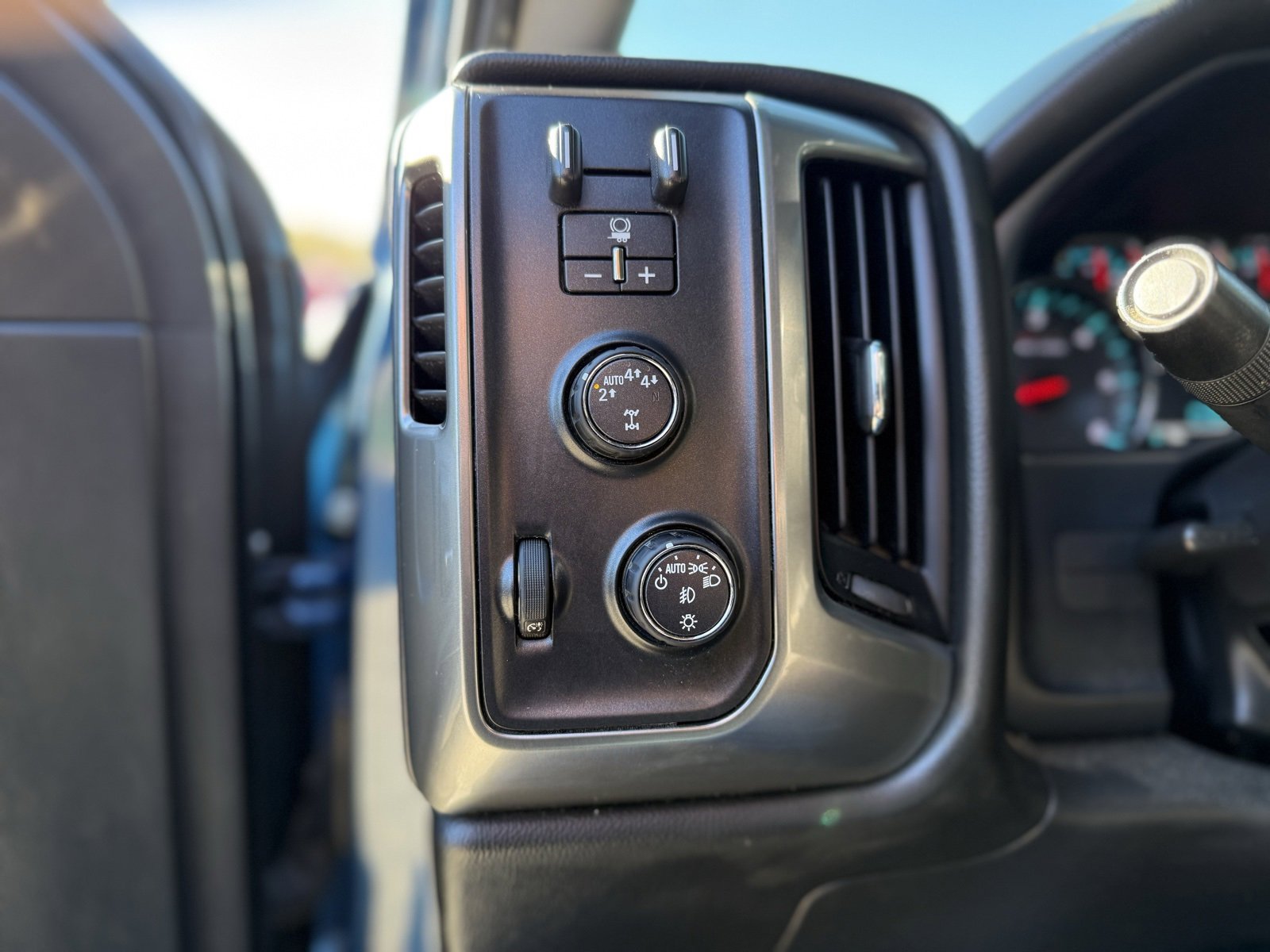 Used 2018 Chevrolet Silverado 1500 LT w/ All Star Edition image 24