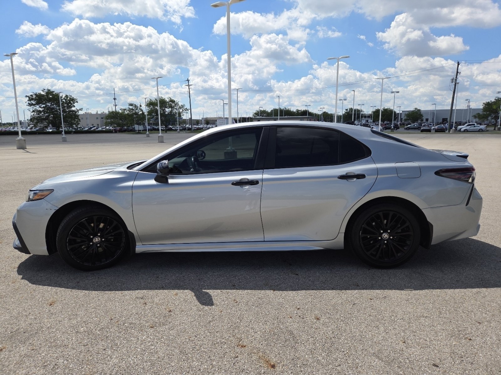 Used 2021 Toyota Camry SE FWD image 15