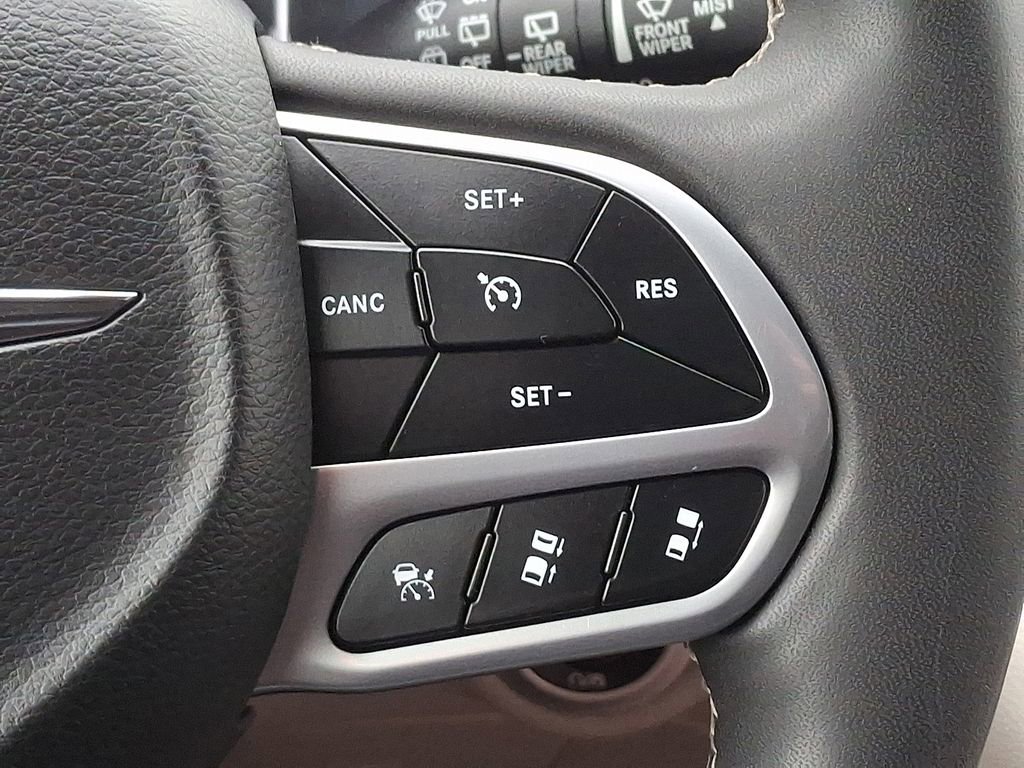 Used 2023 Chrysler Pacifica Touring-L FWD image 25