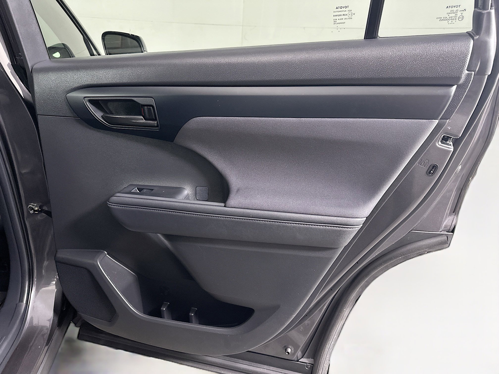 Used 2024 Toyota Highlander LE image 33