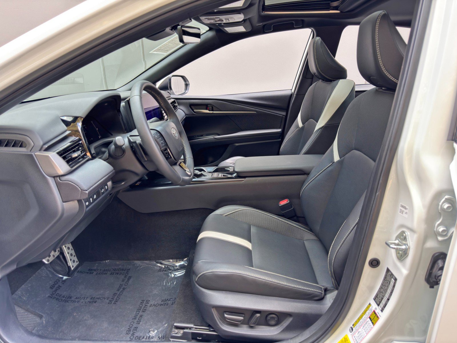 Used 2025 Toyota Camry SE image 15