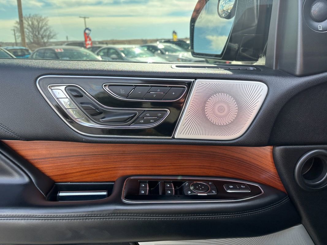 Used 2019 Lincoln Navigator Reserve image 11