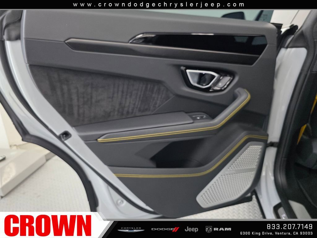 Used 2022 Lamborghini Urus AWD/4WD image 31