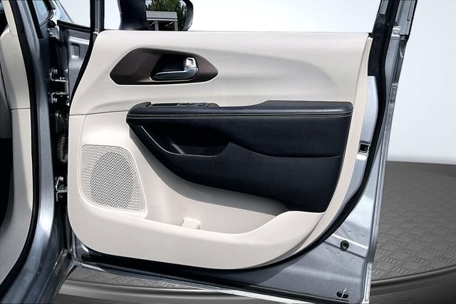 Used 2020 Chrysler Voyager L FWD image 25