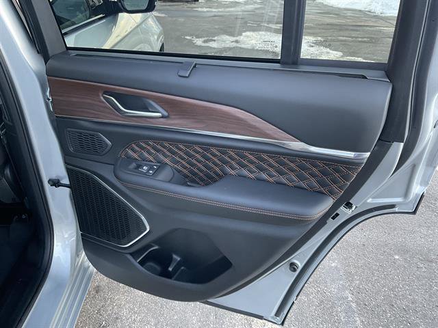 Used 2025 Jeep Grand Cherokee Summit w/ Obsidian Package image 21