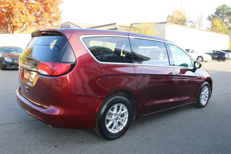 Used 2023 Chrysler Voyager LX image 8