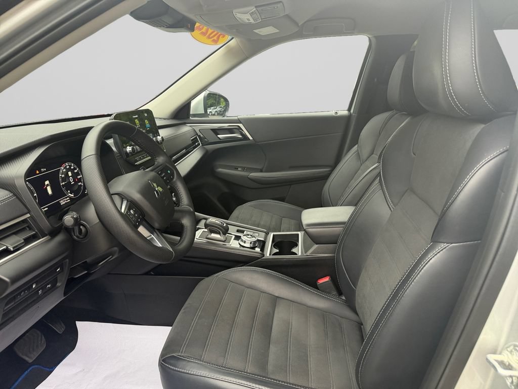 Used 2024 Mitsubishi Outlander 4WD Plug-In Hybrid image 13