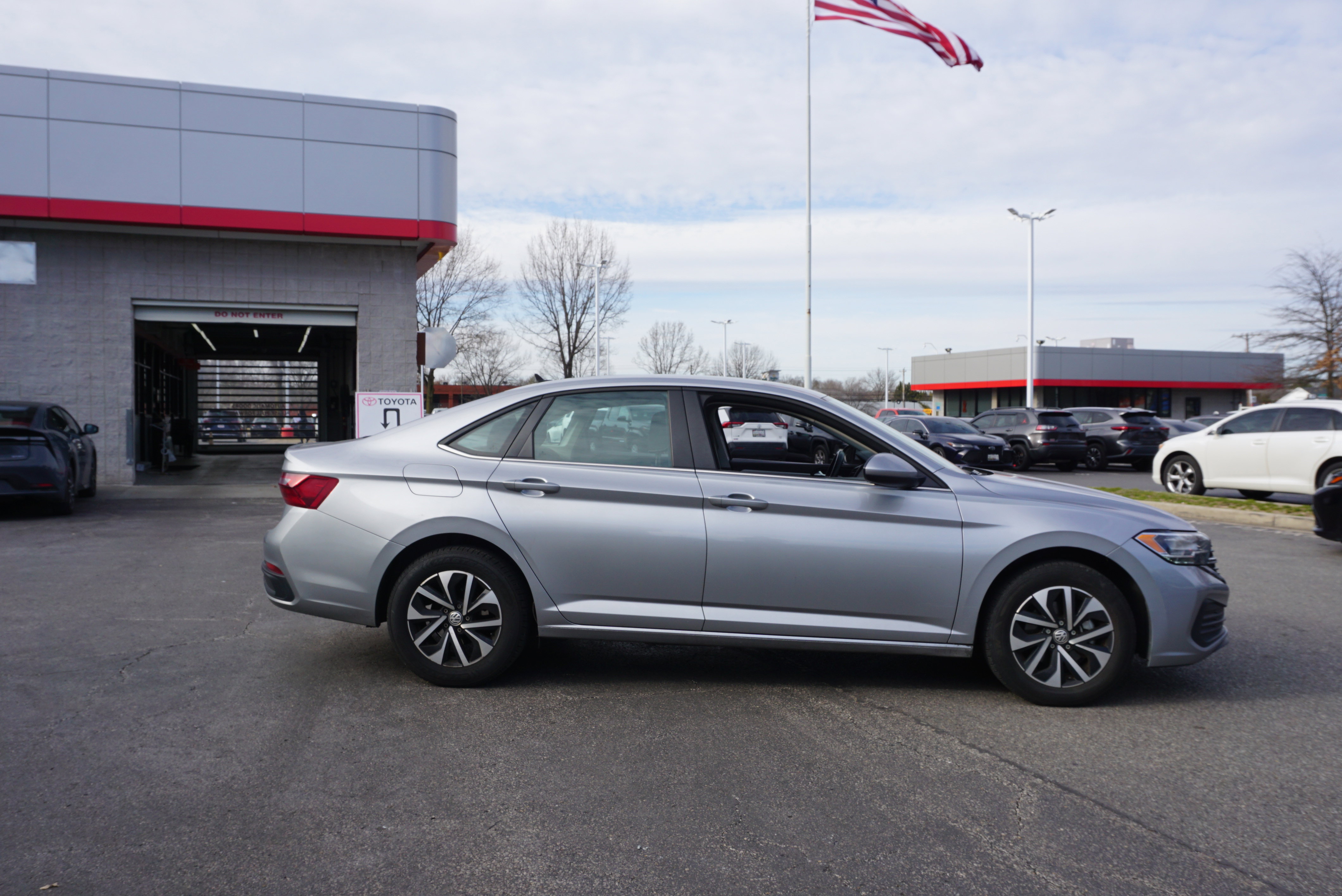 Used 2024 Volkswagen Jetta S image 3