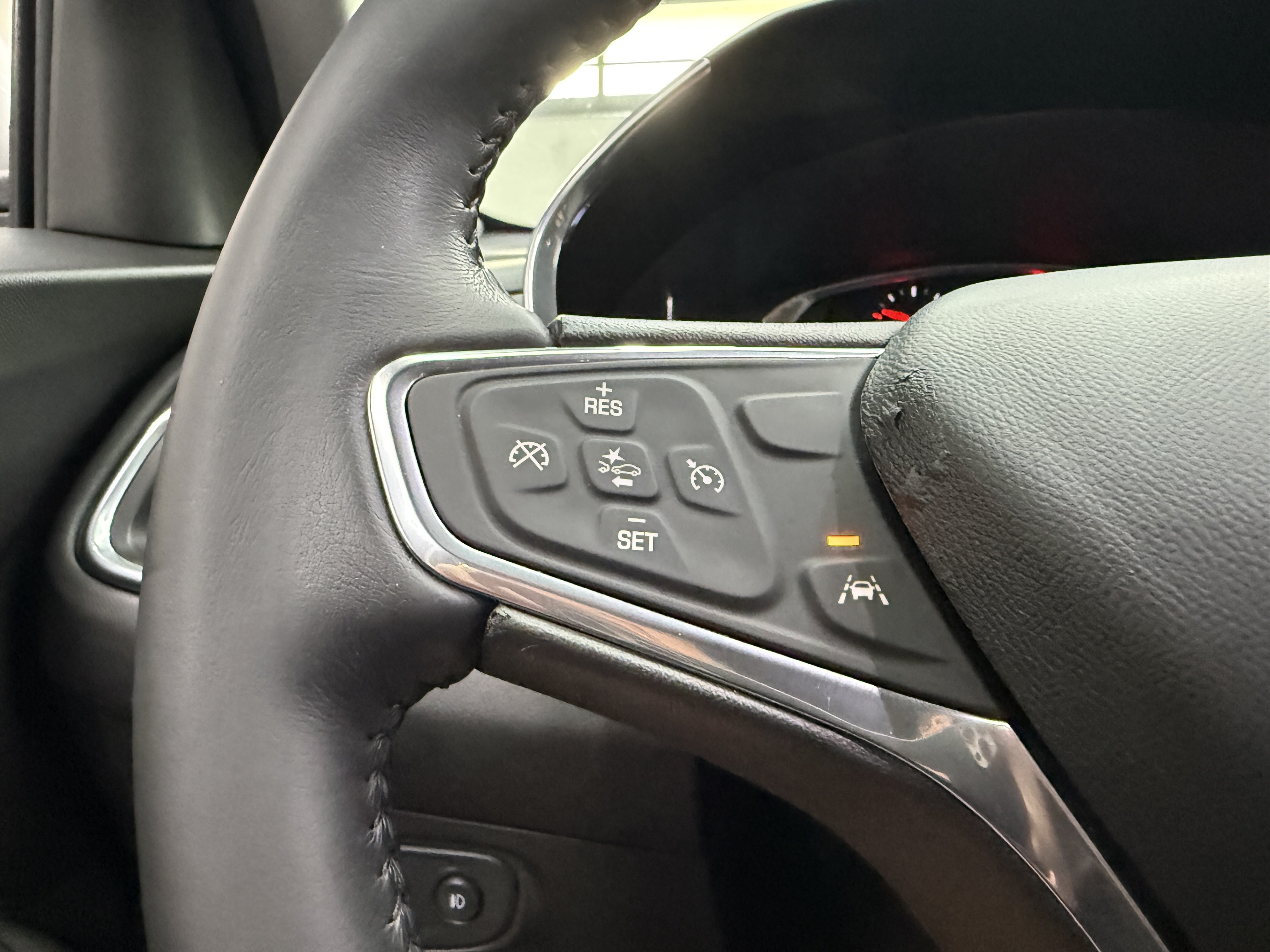Used 2020 Chevrolet Equinox LT w/ Driver Convenience Package AWD/4WD image 13
