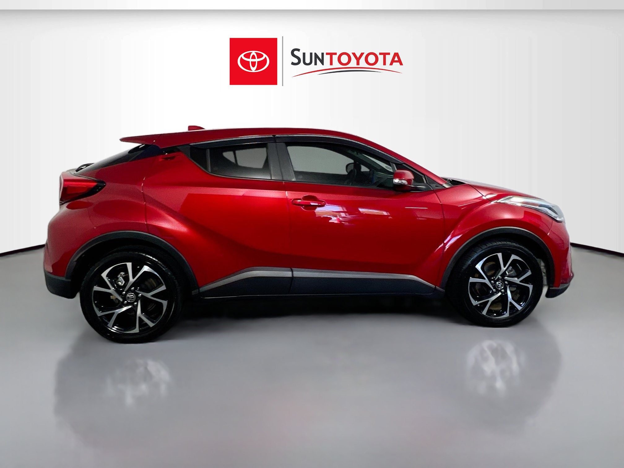 Used 2021 Toyota C-HR XLE FWD image 2