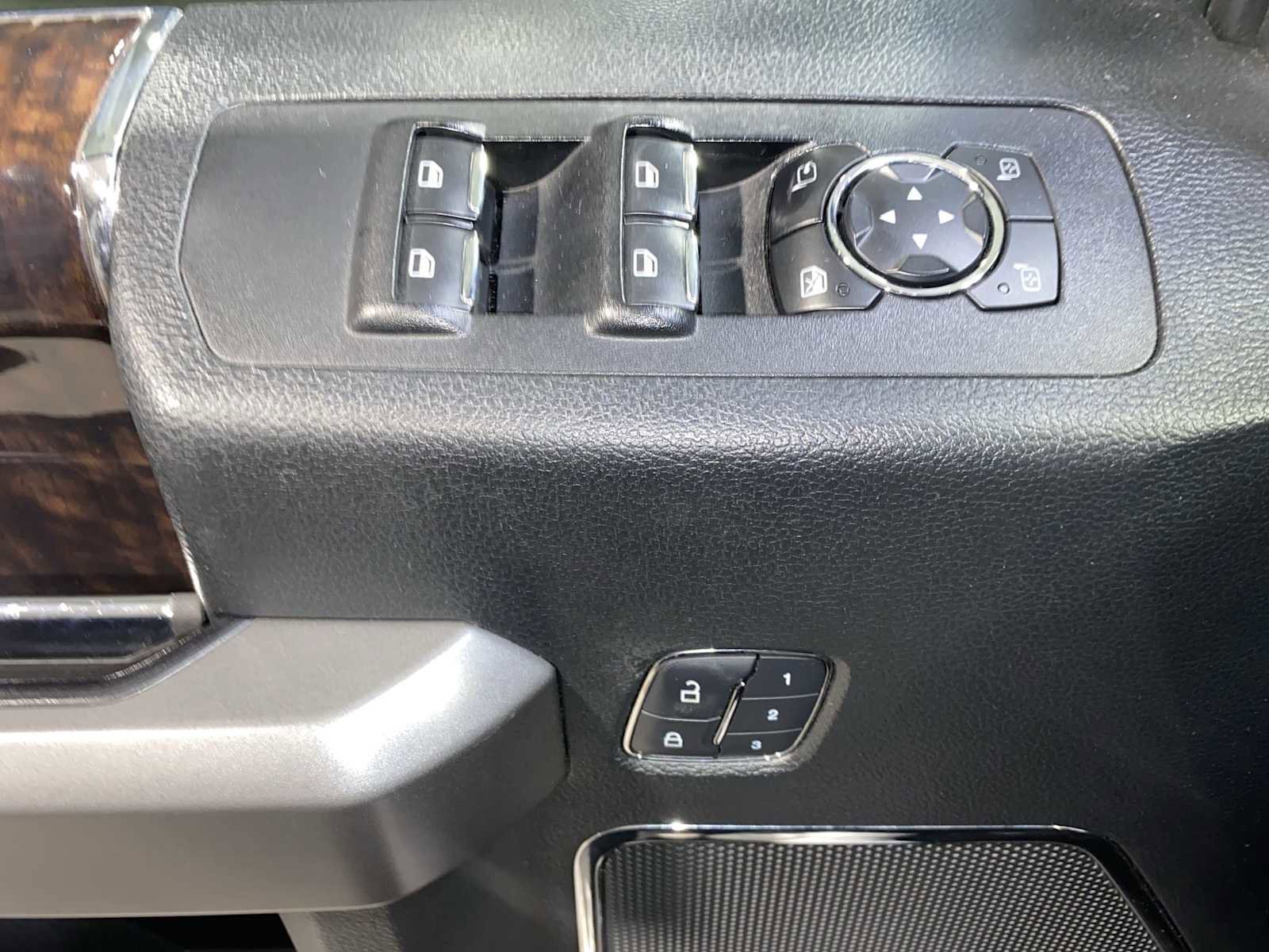 Used 2015 Ford F150 Platinum w/ Equipment Group 701A Luxury image 23