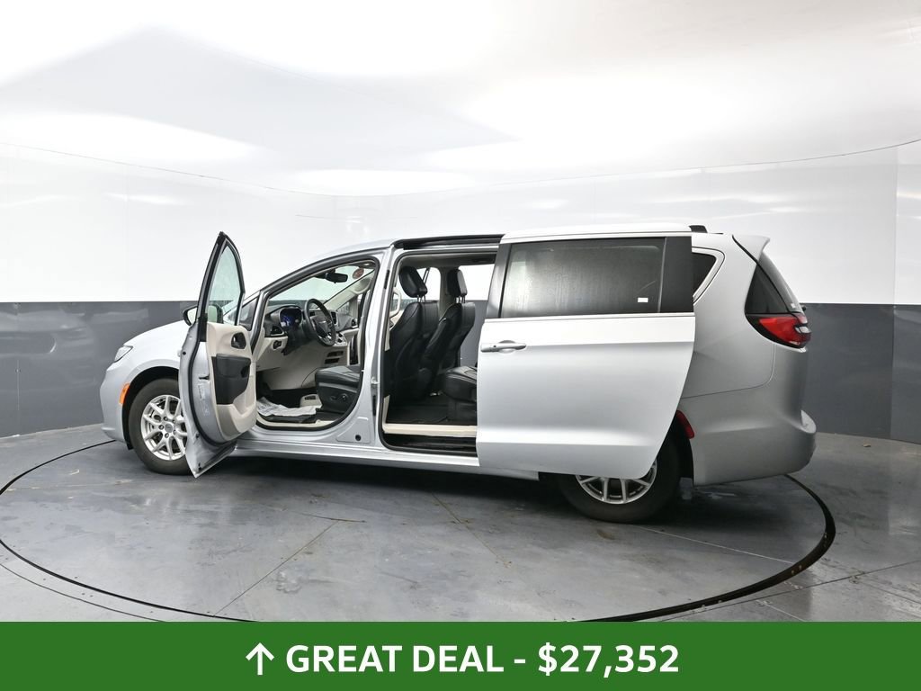 Used 2024 Chrysler Pacifica Touring-L image 58
