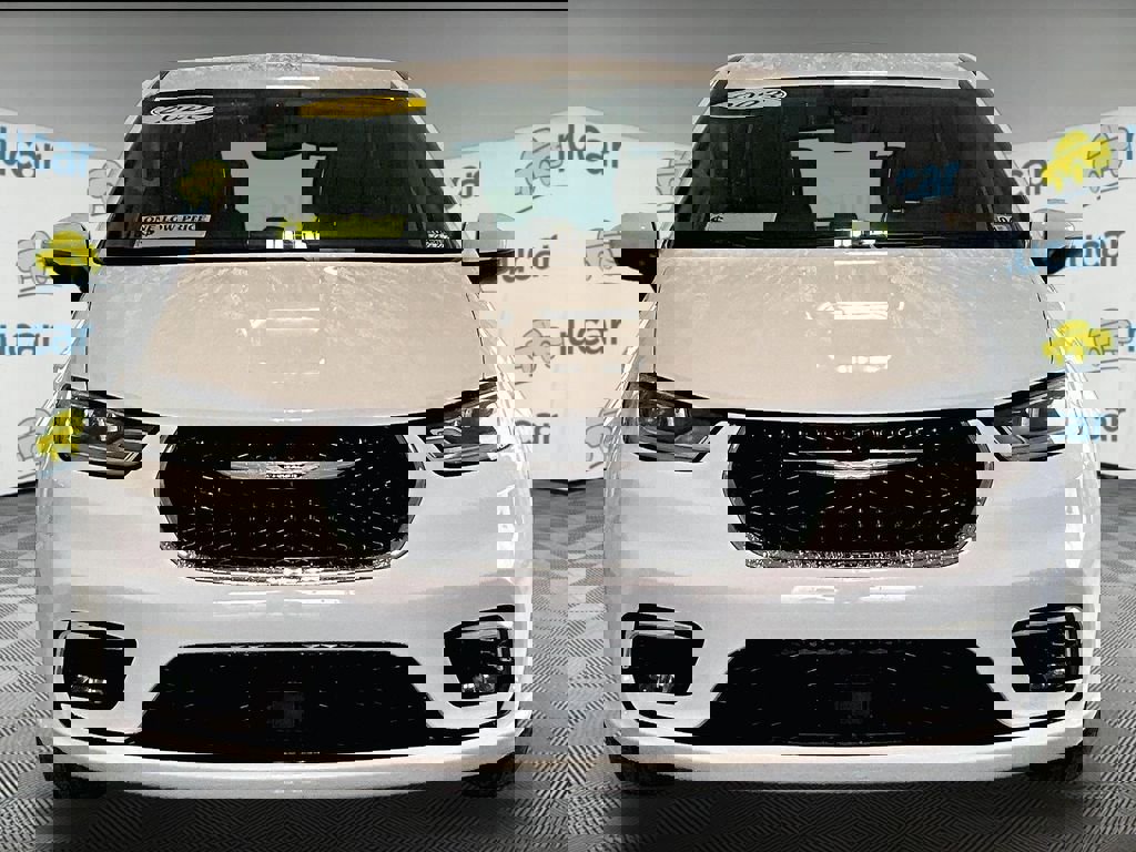 Used 2023 Chrysler Pacifica Touring-L image 2