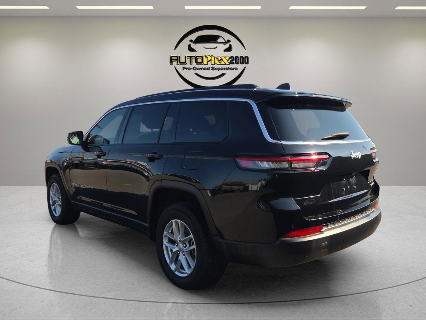 Used 2024 Jeep Grand Cherokee L Laredo w/ Luxury Tech Group I image 5