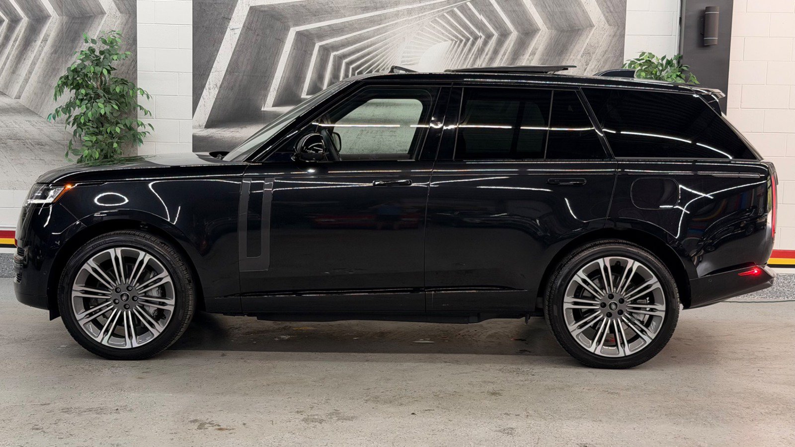 Used 2025 Land Rover Range Rover SE AWD/4WD image 5