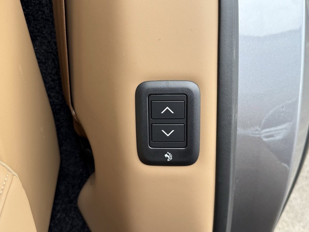 New 2025 Land Rover Range Rover Long Wheelbase SE image 32