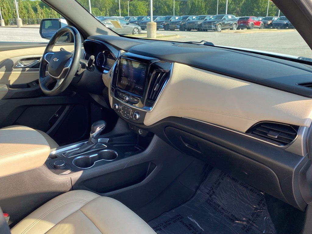 Used 2023 Chevrolet Traverse LT w/ Rear Camera Mirror Package FWD image 32