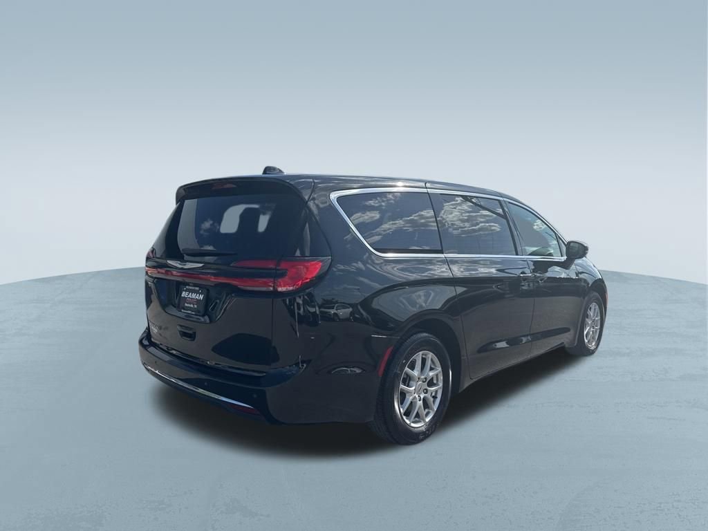 Used 2025 Chrysler Pacifica Select FWD image 8