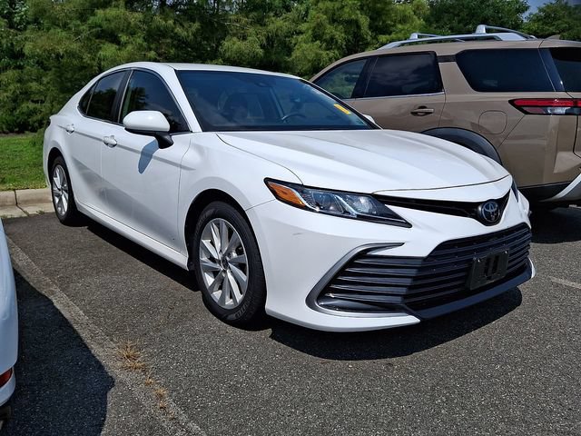 Used 2022 Toyota Camry LE FWD image 5