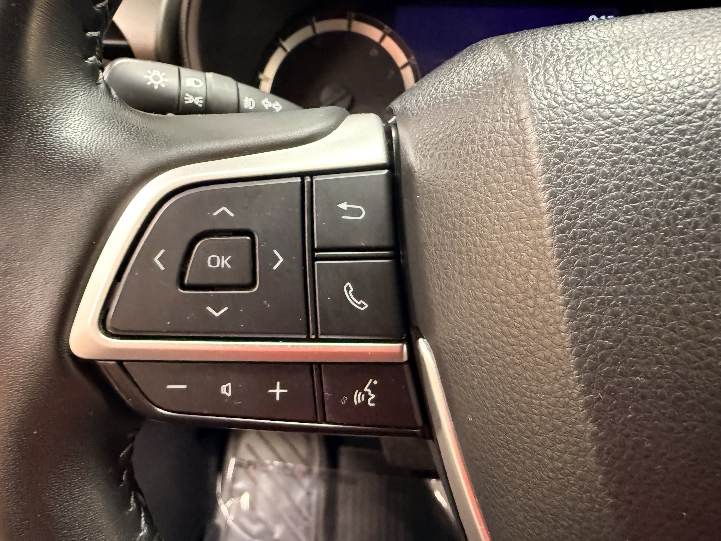 Used 2023 Toyota Highlander LE AWD/4WD image 43