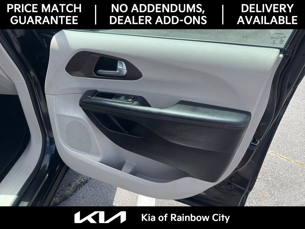 Used 2017 Chrysler Pacifica Touring FWD image 21