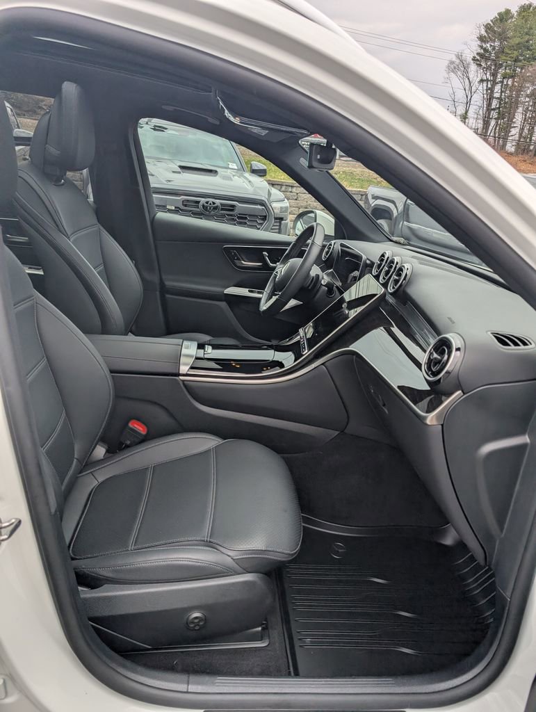 Used 2025 Mercedes-Benz GLC 300 4MATIC image 20