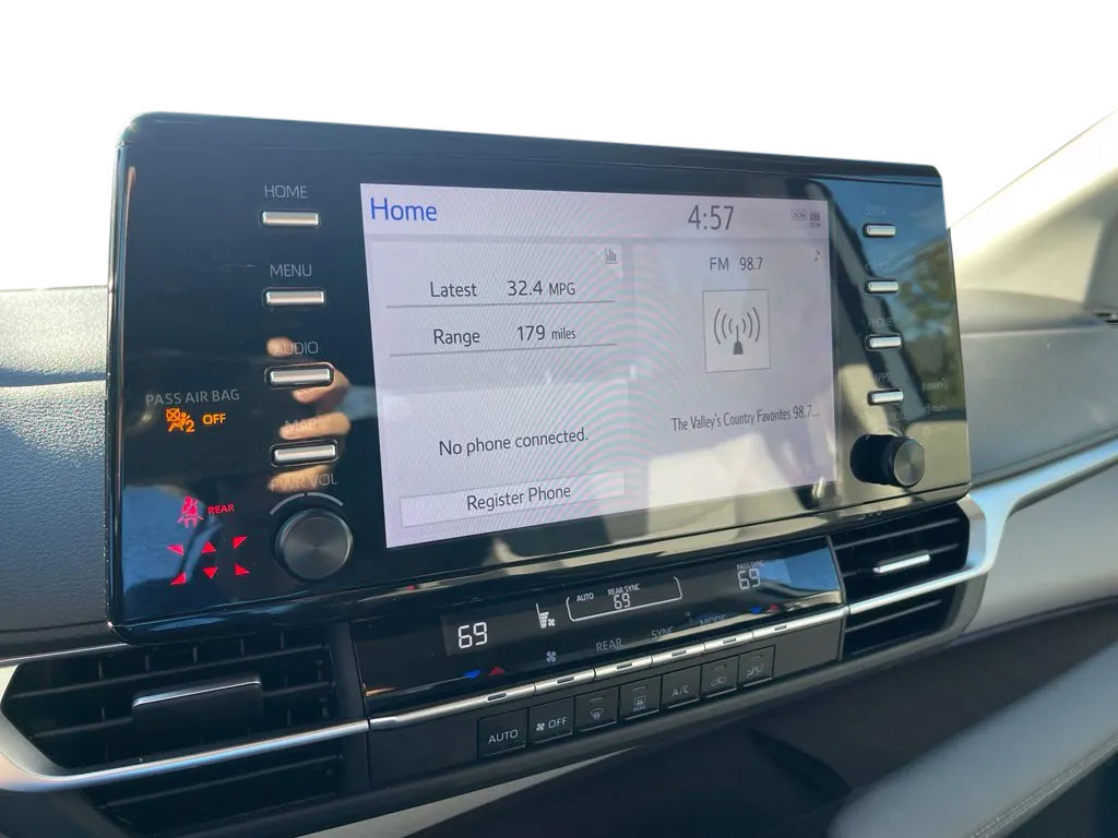 Used 2024 Toyota Sienna LE FWD image 31