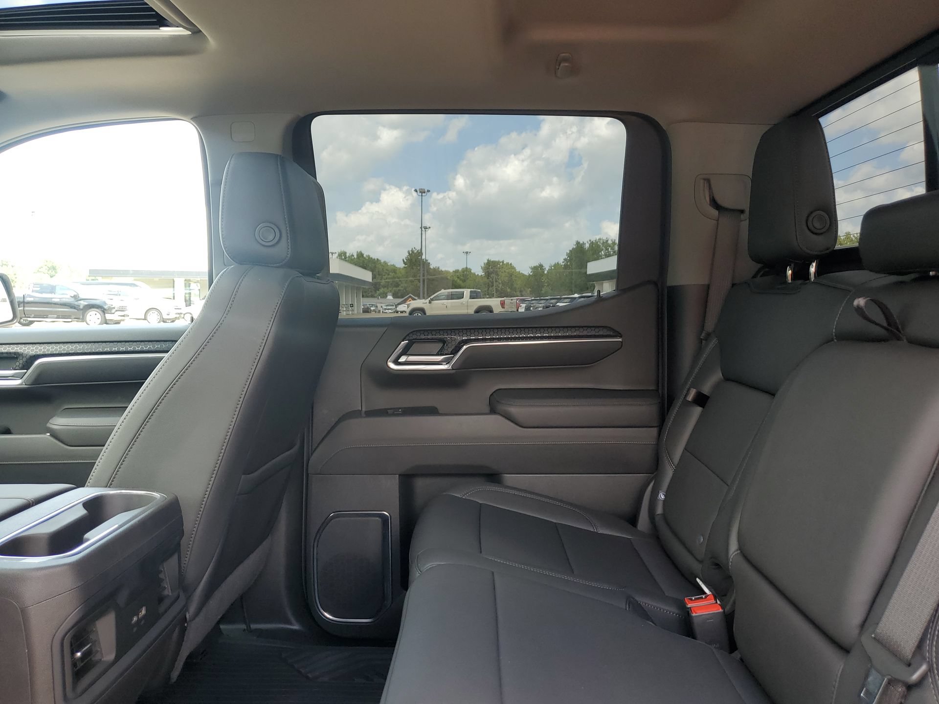 Used 2025 Chevrolet Silverado 1500 LT Trail Boss w/ LT Trail Boss Premium Package AWD/4WD image 32