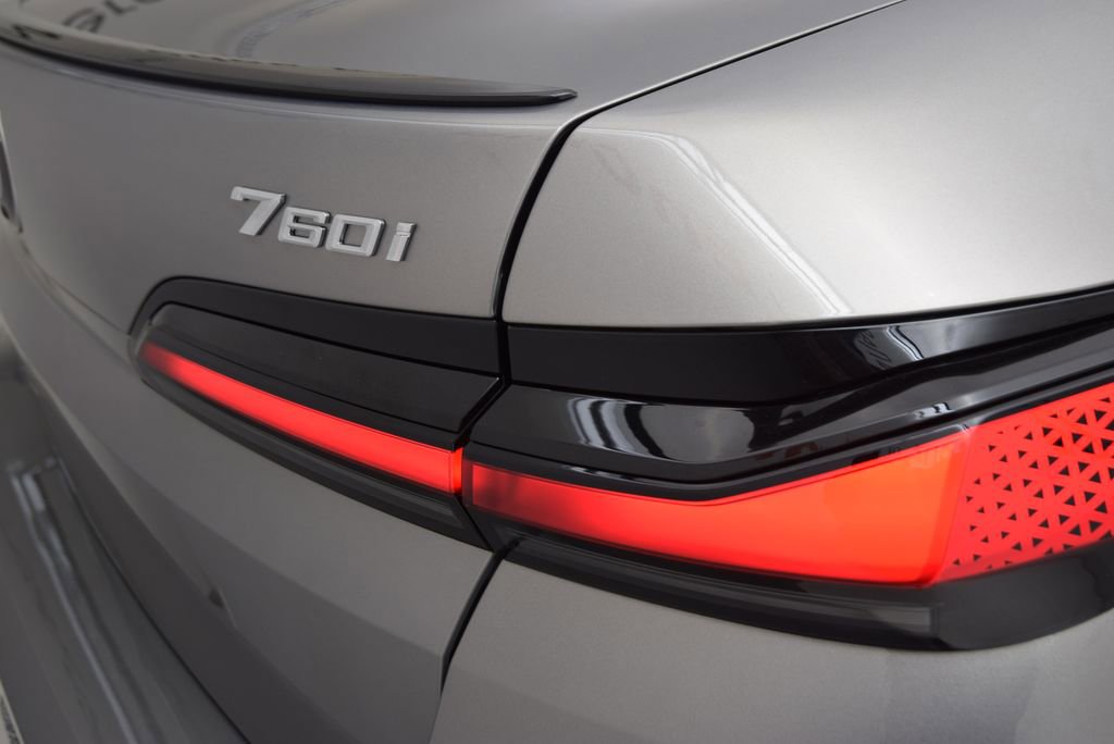 Used 2025 BMW 760i xDrive w/ Executive Package image 14