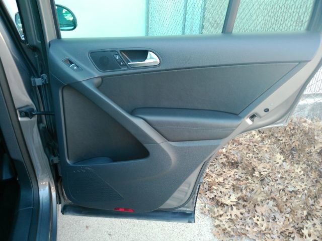Used 2011 Volkswagen Tiguan SE image 21