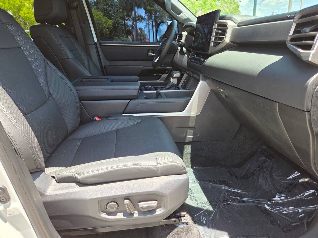 Used 2025 Toyota Tundra Limited AWD/4WD image 11