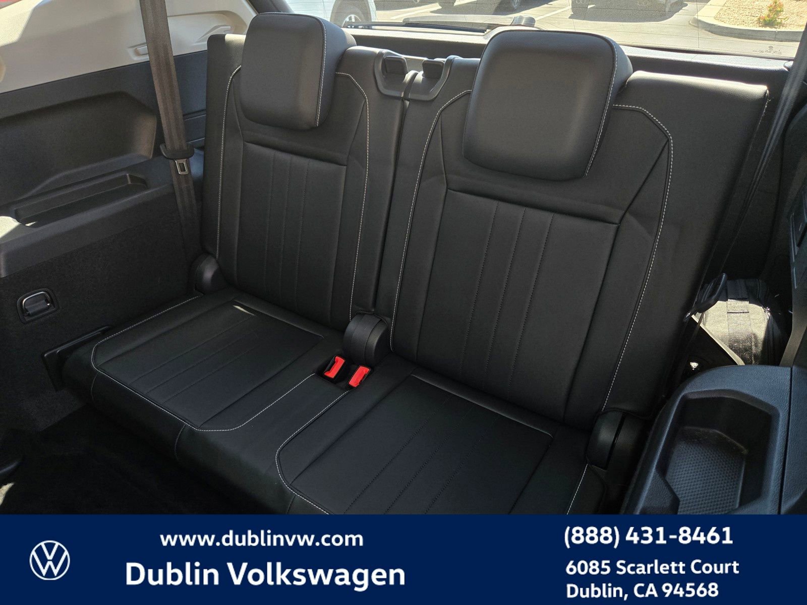 Used 2023 Volkswagen Tiguan SE w/ Panoramic Sunroof Package FWD image 12