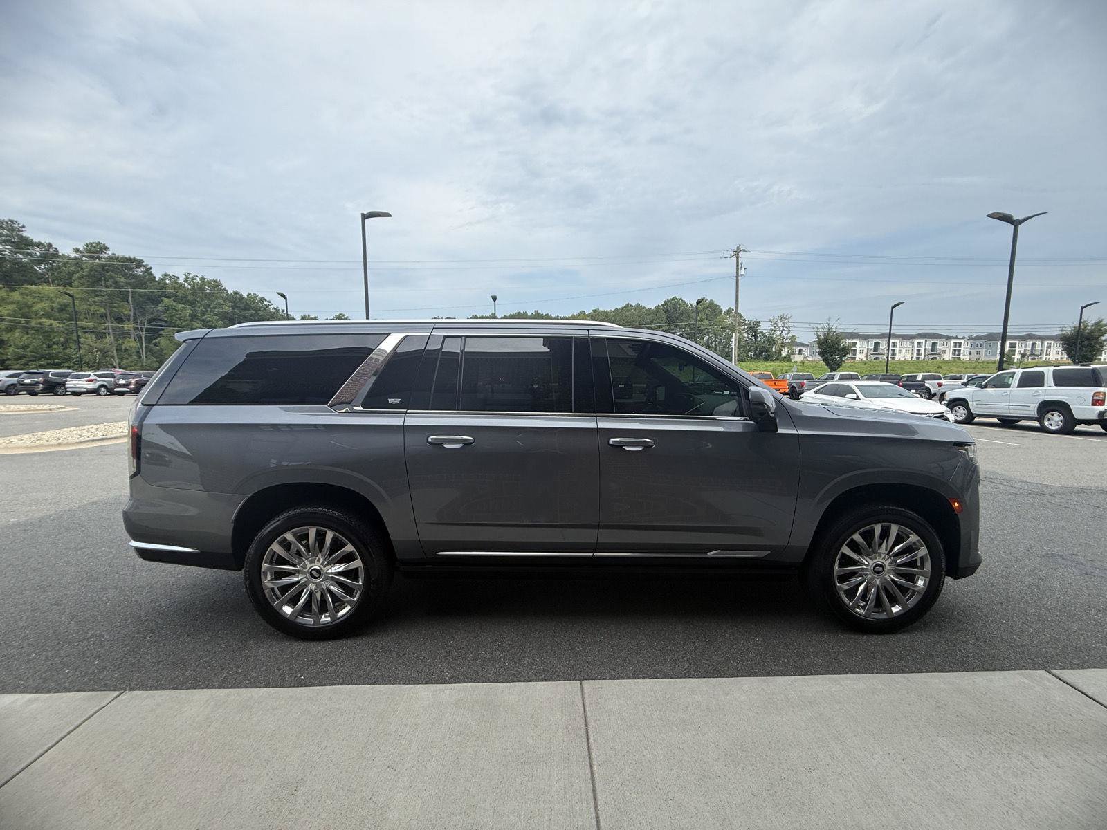Used 2022 Cadillac Escalade ESV Premium Luxury w/ Performance Package AWD/4WD image 35