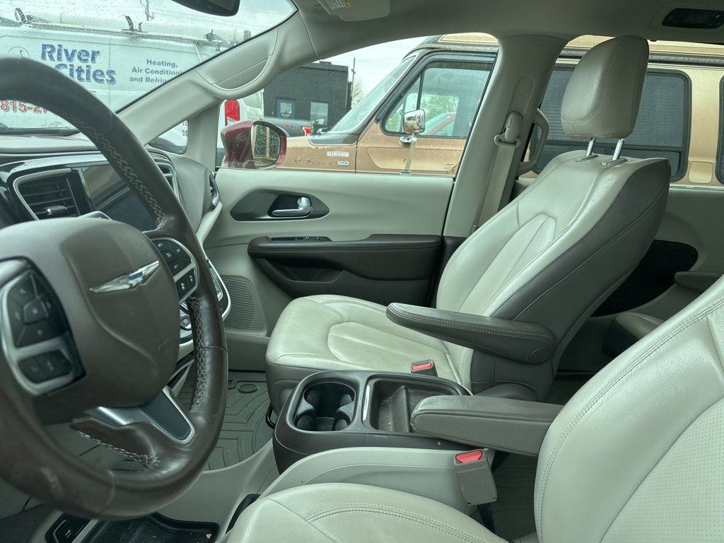Used 2019 Chrysler Pacifica Touring-L FWD image 15