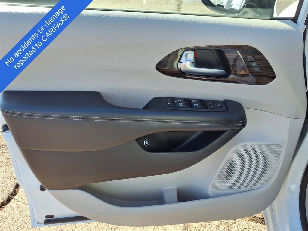 Used 2023 Chrysler Pacifica Limited image 16