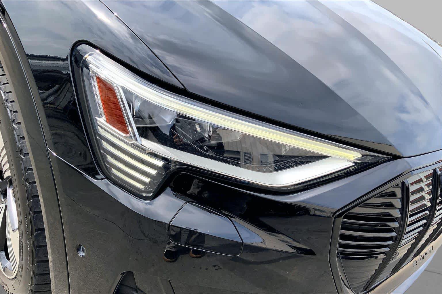 Used 2022 Audi e-tron Premium Plus w/ Premium Plus Package AWD/4WD image 27