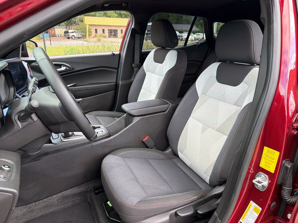Used 2024 Chevrolet Trax RS w/ Sunroof Package FWD image 18